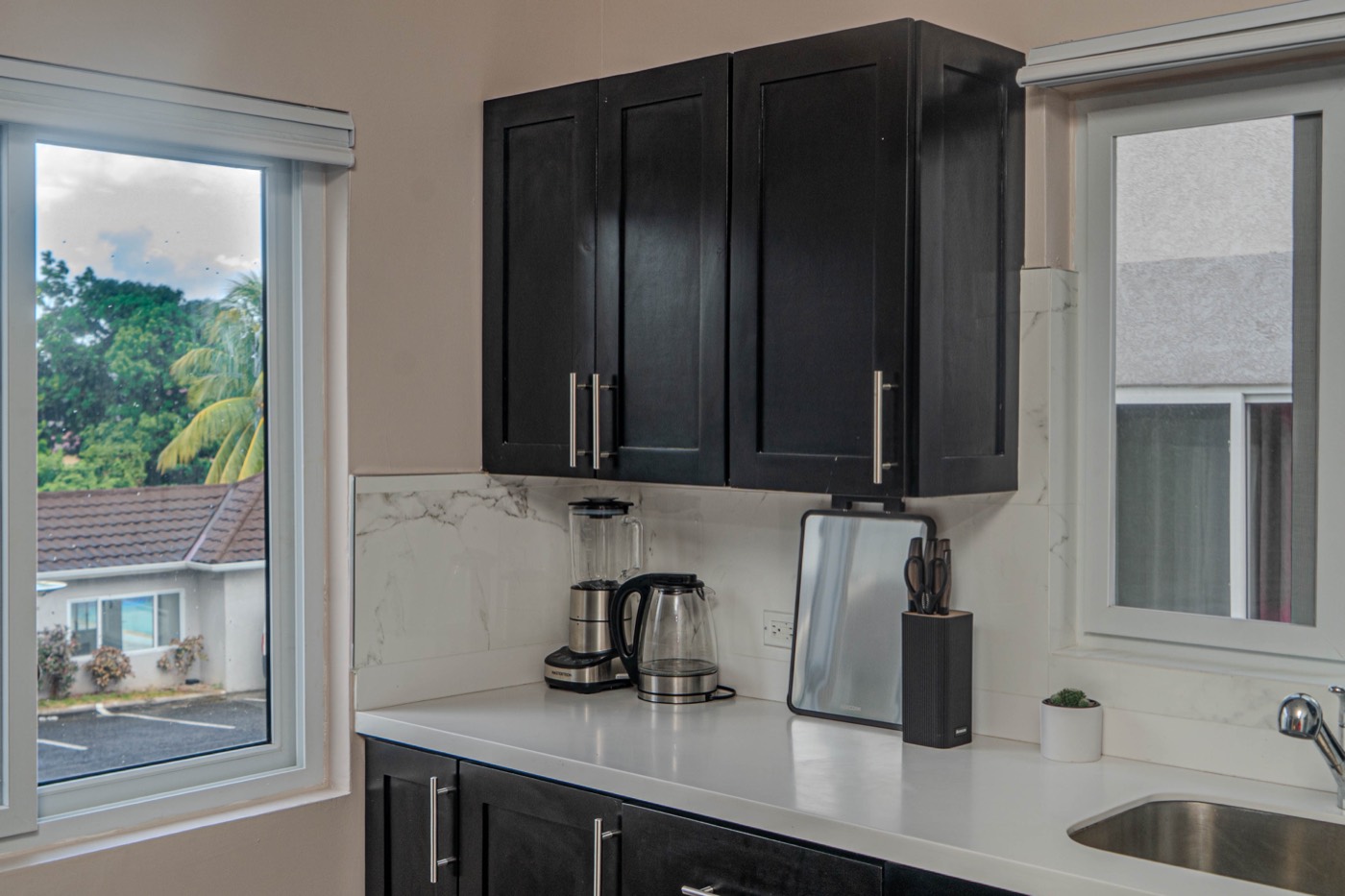 Kitchen counter with an electric kettle and blender